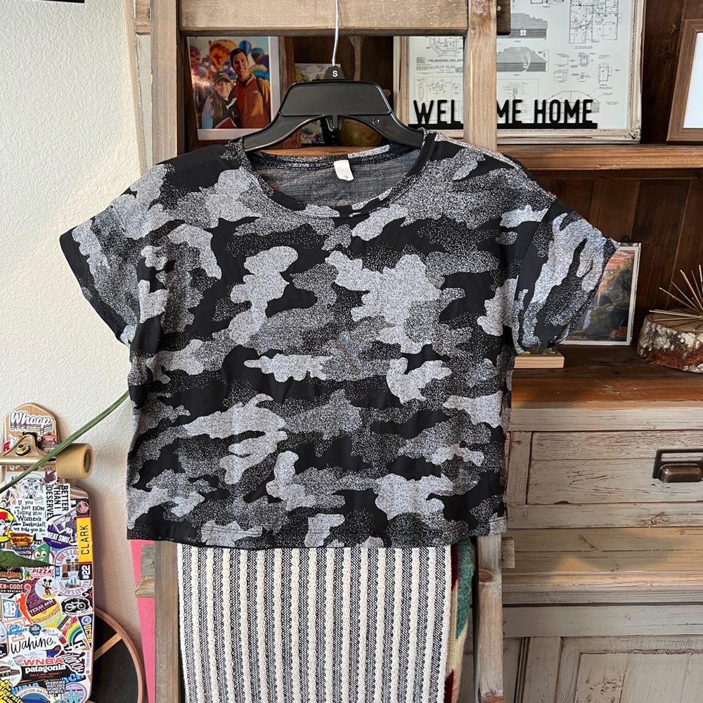 Lululemon women’s Cates training performance tee size 6